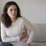 Confort face à une douleur sur le côté du thorax : des gestes simples peuvent aider temporairement, sans en déterminer la cause.