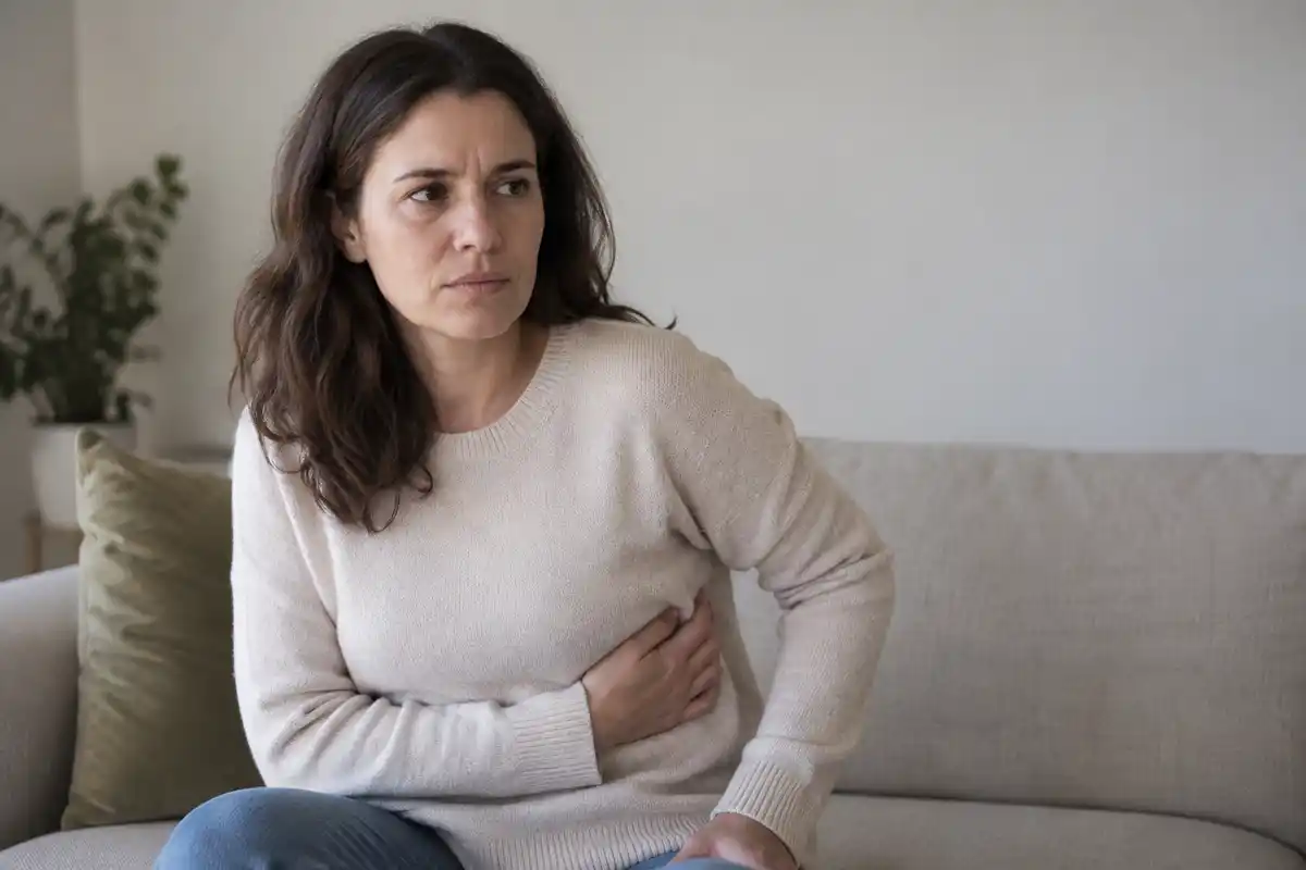 Confort face à une douleur sur le côté du thorax : des gestes simples peuvent aider temporairement, sans en déterminer la cause.